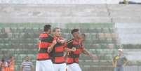 <p>Sport vibra com gol de empate, feito por Felipe Azevedo</p>  Foto: Aldo Carneiro Costa / Gazeta Press