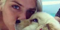 <p>Giovanna Ewbank deseja bom dia com beijo em um de seus cachorros</p>  Foto: Instagram / Reprodução