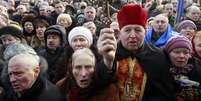 Manifestantes pró-União Europeia protestam na Praça da Independência, no centro de Kiev  Foto: Reuters