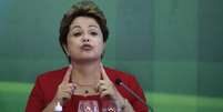 Presidente Dilma Rousseff fala com jornalistas durante café da manhã com jornalistas em Brasília, 18 de dezembro de 2013. Dilma disse nesta segunda-feira que seu governo tem feito um "grande esforço" para que a inflação convirja para o centro da meta estabelecida pelo governo, que é de 4,5 por cento ao ano. 18/12/2013  Foto: Ueslei Marcelino / Reuters