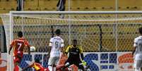 <p>Caion marcou "de peixinho" o gol contra o "peixe"</p>  Foto: Ivan Storti / Agência Lance