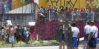 Grupo protesta e bloqueia a pista local da Marginal Tietê, na altura da ponte Júlio de mesquita Neto  Foto: Marcos Bezerra / Futura Press