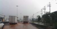 Chuvas provocam alagamento na avenida Jac&uacute; P&ecirc;ssego, altura do Rodoanel, sentido Mau&aacute;  Foto: Jorge Alberto Sabino Costa / vc rep&oacute;rter