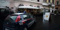 Viatura policial em frente a uma pizzaria no centro histórico de Roma  Foto: AFP