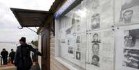 Em Adler, distrito de Sochi, mural de policiais exibe fotos de procurados por suspeita de terrorismo  Foto: Reuters