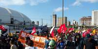 Funcionários públicos federais e do Estado do Rio Grande do Norte protestaram nesta quarta-feira em uma área próxima à Arena das Dunas, em Natal, que foi inaugurada hoje pela presidente Dilma Rousseff  Foto: Moacir Nascimento / Futura Press