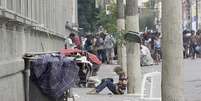 De acordo com dois dependentes químicos, os policiais abordaram parte dos frequentadores da Cracolândia exigindo que deitassem ao chão e colocassem as mãos na cabeça  Foto: Ricardo Matsukawa / Terra