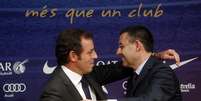 Barto e Sandro Rosel se abraçam; Barcelona de presidente novo  Foto: Reuters
