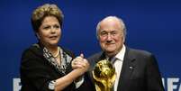 <p>Com a proximidade da Copa do Mundo, Dilma tem participado mais da organiza&ccedil;&atilde;o do evento; na &uacute;ltima semana a presidente visitou Joseph Blatter na Fifa</p>  Foto: AP