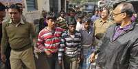 <p>Policiais escoltam acusados de estupro coletivo em Birbhum, na Índia</p>  Foto: Reuters