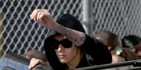 Justin Bieber no momento em que foi liberado da cadeia, nesta quinta, após pagar fiança de US$ 2,5 mil  Foto: Getty Images 