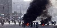 Manifestantes protestam em meio a explosões no Cairo; mais um dia de violência no Egito  Foto: AP