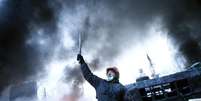 <p>Homem em barricada perto do local de conflitos entre manifestantes contra o governo e tropas de choque em Kiev, no dia 25 de janeiro de 2014</p>  Foto: David Mdzinarishvili / Reuters