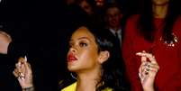 Rihanna usou um decote profundo para curtir a festa que antecede a cerim&ocirc;nia de entrega do Grammy  Foto: Getty Images 