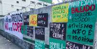 <p>Cartazes foram afixados em frente à Santa Casa de São Paulo, onde algumas pessoas fazem vigília</p>  Foto: Dario Oliveira / Futura Press