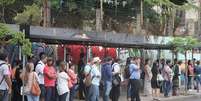 Filas em parada de ônibus em Porto Alegre: cena que se repetiu em diversos pontos da capital gaúcha no primeiro dia da paralisação. A greve dos rodoviários deve afetar, ao todo, mais de 1 milhão de passageiros  Foto: Fernando Teixeira / Futura Press