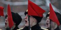 Soldados entoam gritos de guerra durante a homenagem  Foto: AP