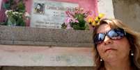 No Cemitério Municipal de Santa Maria, Clarice relembra a perda da filha, Carolina  Foto: Daniel Favero / Terra