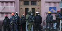 Protestantes permanecem em frente ao Ministério da Justiça como forma de forçar a queda do presidente. Outros prédios importantes foram tomados na Ucrânia  Foto: Reuters