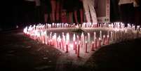 <p>Durante o ato que lembrou um ano do incêndio na Boate Kiss, 242 velas foram acesas em frente à casa noturna, representando cada uma das vítimas da tragédia</p>  Foto: Daniel  Favero / Terra