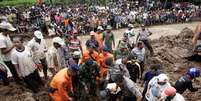 As equipes de resgate, efetivos do Ex&eacute;rcito e moradores est&atilde;o empenhados nos trabalhos para encontrar os desaparecidos  Foto: EFE