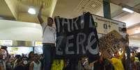 Um grupo de aproximadamente 200 manifestantes invadiu nesta terça-feira a estação Central do Brasil, no centro do Rio de Janeiro, e incentivou usuários a entrarem no local sem pagar, em protesto contra o aumento na tarifa das passagens de ônibus  Foto: Daniel Ramalho / Terra