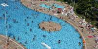 <p>Dias de calor extremo têm lotado piscinas da capital, como no Sesc Belenzinho, na zona leste</p>  Foto: Gero / Futura Press