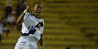 <p>Edmilson comemora segundo gol do Vasco</p>  Foto: Bruno de Lima / Agência Lance