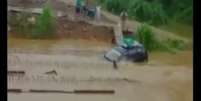 Família tentava avançar com o carro em meio a uma forte correnteza quando ele começou a afundar  Foto: BBC News Brasil