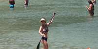 A atriz Juliana Didone foi clicada praticando stand-up paddle na praia da Barra da Tijuca, zona oeste do Rio de Janeiro, na tarde desta quarta-feira (29). Na sequência, ela pedalou com o namorado, o artista plástico Flávio Rossi  Foto: Wallace Barbosa / AgNews