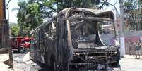 <p>Um ônibus foi incendiado na estrada M'Boi Mirim, na zona sul de São Paulo, por volta do meio-dia desta quarta-feira</p>  Foto: Fabricio Bomjardim / Futura Press