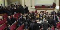Parlamentares discutem durante sessão em Kiev no dia em que se aprovou anistia para a maioria dos detidos durante os protestos contra o governo liderado pelo presidente Viktor Yanukovitch  Foto: AP