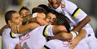 Time praiano fez cinco no arquirrival e levou torcida ao delírio na Vila  Foto: Fernando Dantas / Gazeta Press