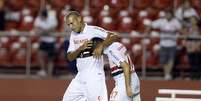 <p>Luis Fabiano e Oswaldo fizeram parceria que arrasou Rio Claro no primeiro tempo</p>  Foto: Ricardo Matsukawa / Terra