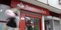 Agência bancária do Santander no Rio de Janeiro. O Santander Brasil, maior banco estrangeiro no país, anunciou nesta quinta-feira que teve lucro líquido recorrente de 1,409 bilhão de reais no quarto trimestre, queda de 12,3 por cento sobre igual período de 2012. 7/10/2009.  Foto: Sergio Moraes / Reuters