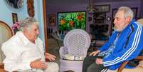 <p>O presidente do Uruguai, Jos&eacute; Mujica, junto de Fidel Castro</p>  Foto: AFP