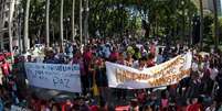 Cerca de 100 pessoas, segundo estimativa da PM, protestam em frente à Companhia de Desenvolvimento Habitacional e Urbano  Foto: Marcelo Camargo / Agência Brasil