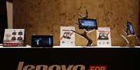 <p>Tablets e dispositivos móveis da Lenovo expostos durante uma coletiva de imprensa em Hong Kong</p>  Foto: Bobby Yip / Reuters