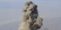 Nuvem de fumaça sobre Daraya após o lançamento de bombas por tropas do governo sírio  Foto: Reuters