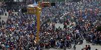 Na Venezuela, motociclistas protestam contra as propostas apoiadas pelo governo de Maduro de fazer toque de recolher noturno. Segundo o presidente, as motos são responsáveis por transportar sequestradores e assassinos  Foto: AP