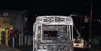 Com ônibus queimado em Cidade Ademar nesta madrugada, chega a 34 o número de coletivos atacados em 2014  Foto: Edison Temoteo / Futura Press