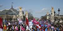 Milhares de manifestantes contra a legalização do casamento gay saem às ruas neste domingo, em Paris. 02/02/2014  Foto: Benoit Tessier / Reuters