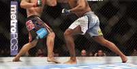 <p>Overeem (&agrave; dir.) n&atilde;o deu chances e dominou totalmente Mir</p>  Foto: Reuters