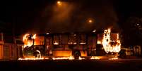 Quatro homens pararam o coletivo, pediram os passageiros descerem e atearam fogo no ônibus em Cidade Ademar  Foto: Rafael Braescher / vc repórter