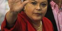 <p>Dilma acena ao chegar para uma cerim&ocirc;nia de Natal em S&atilde;o Paulo</p>  Foto: Paulo Whitaker / Reuters