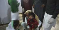 Crian&ccedil;a ferida em atentado recebe atendimento m&eacute;dico em hospital de Peshawar  Foto: AP