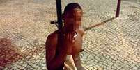 <p>O rapaz foi acorrentado a um poste na avenida Rui Barbosa, no dia 31 de janeiro</p>  Foto: Facebook / Reprodução