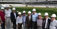 <p>Ministro visitou estádio em Curitiba e notou avanços</p>  Foto: CAP S/A / Divulgação