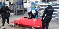 <p>Atletas do bobsled apelam ao "Vermelhão" antes de competir com trenó envelopado</p>  Foto: Emanuel Colombari / Terra