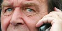 NSA teria interceptado as ligações para Gerhard Schröder, antecessor de Angela Merkel  Foto: Reuters